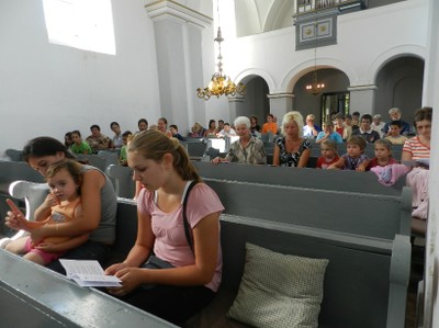 Közös éneklés a templomban - small