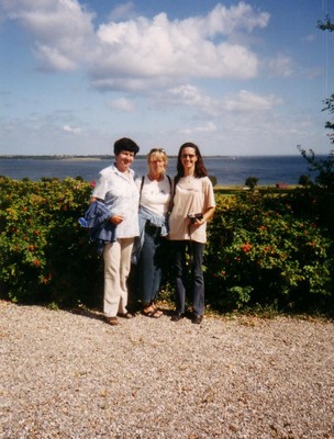 2003.- Stankáné Márti és Erika a dán lelkész feleségével - small