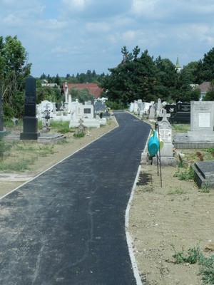 A szép új aszfaltozott temetői sétány - small