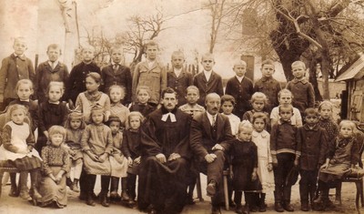 Pohánka Ödön, Ormosi Alfréd és az iskolások (1929). Háttérben a templom - small