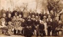 Pohánka Ödön, Ormosi Alfréd és az iskolások (1929). Háttérben a templom